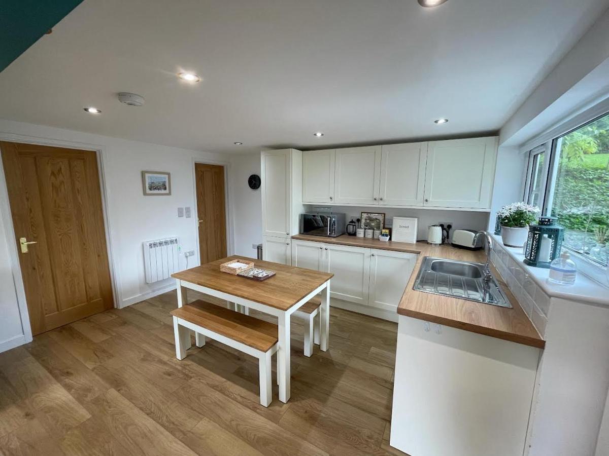 Lovely Ground Floor Apartment In Quiet Village エクセター エクステリア 写真